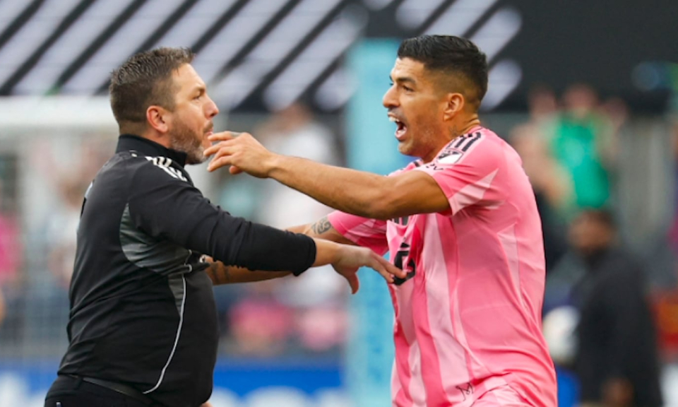 La otra toma del lamentable escupitajo de Luis Suárez