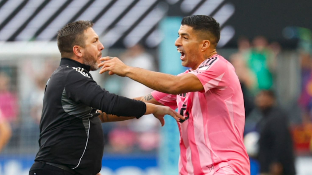 La otra toma del lamentable escupitajo de Luis Suárez