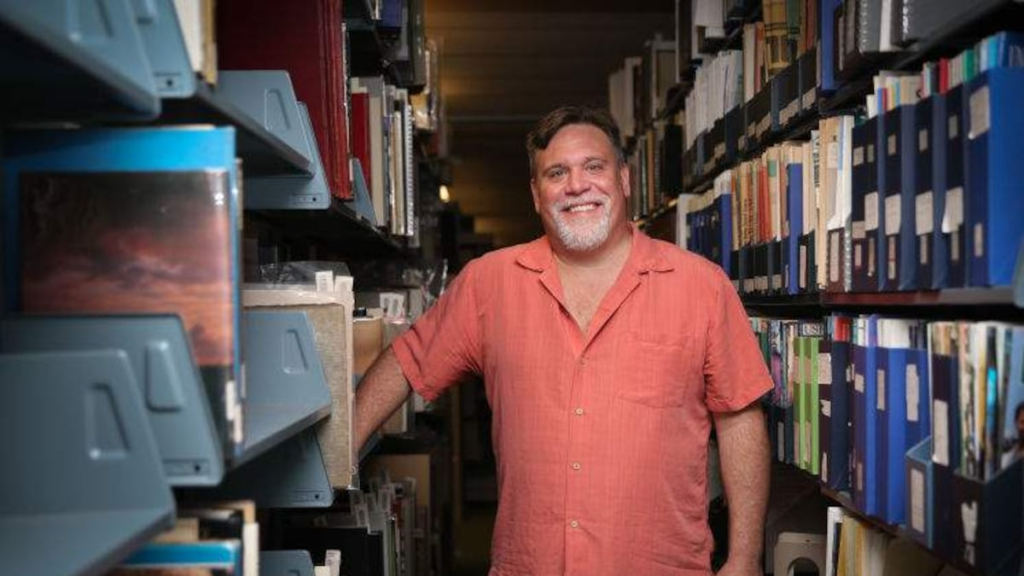 El historiador de la comida, autor y bibliotecario de la USF Andrew Huse dejó un legado de amoroso Tampa