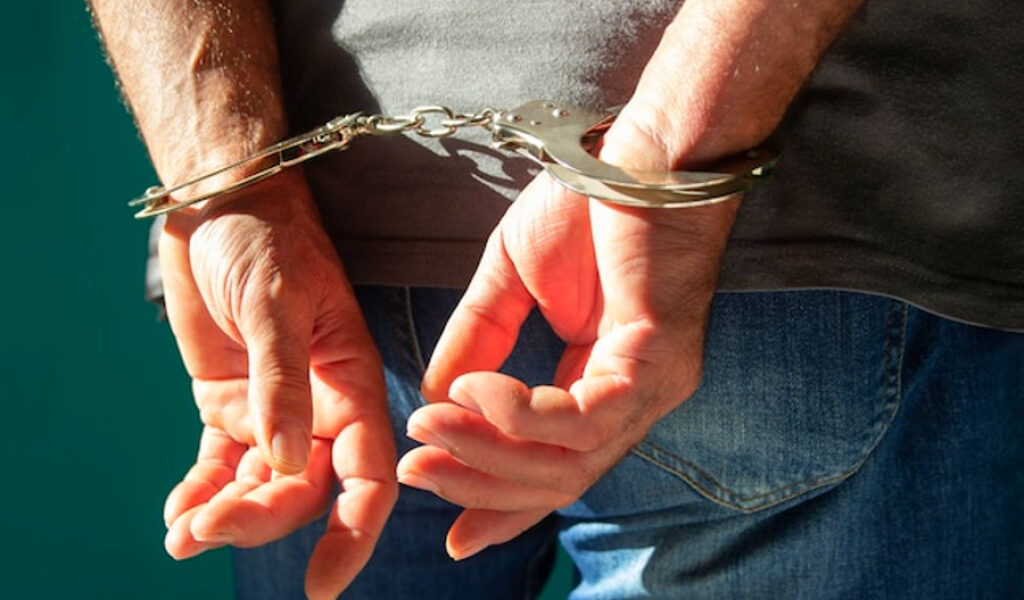 Oficial de la FHP acusado de abuso sexual a su hijastra en Miami-Dade