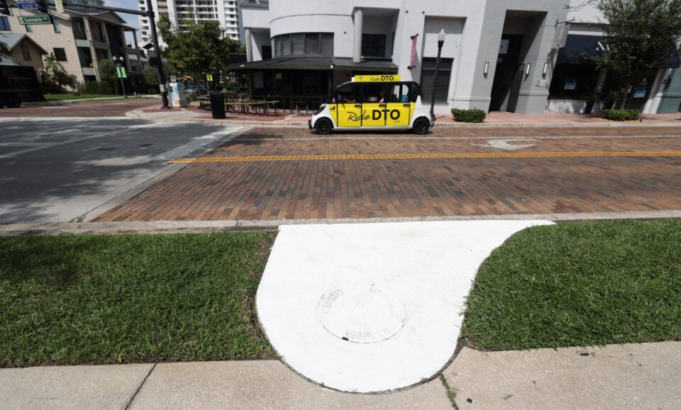 Los funcionarios de Florida pintan sobre algunos de los coloridos desagües de la tormenta de Orlando