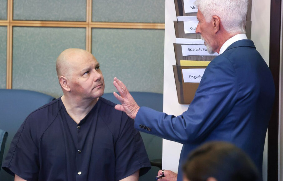 Los fiscales reproducen grabación telefónica, llamadas al 911 en el caso de la diputada de Orange acusado de matar a la esposa