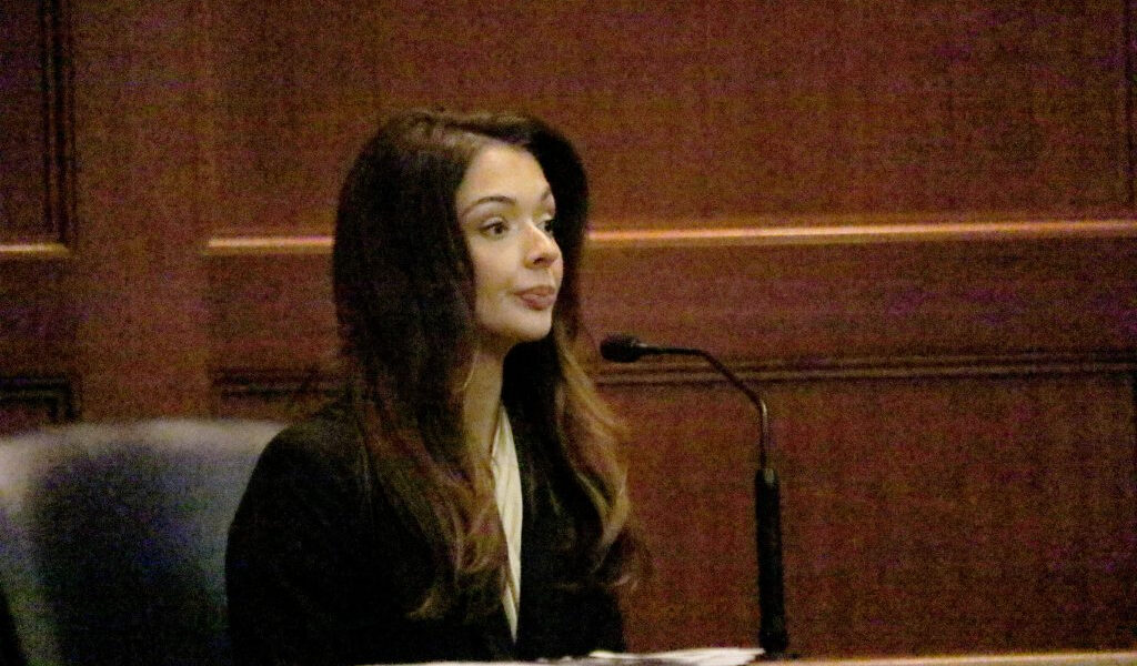 La ex novia llorosa se enfrenta al representante Cory Mills en la corte