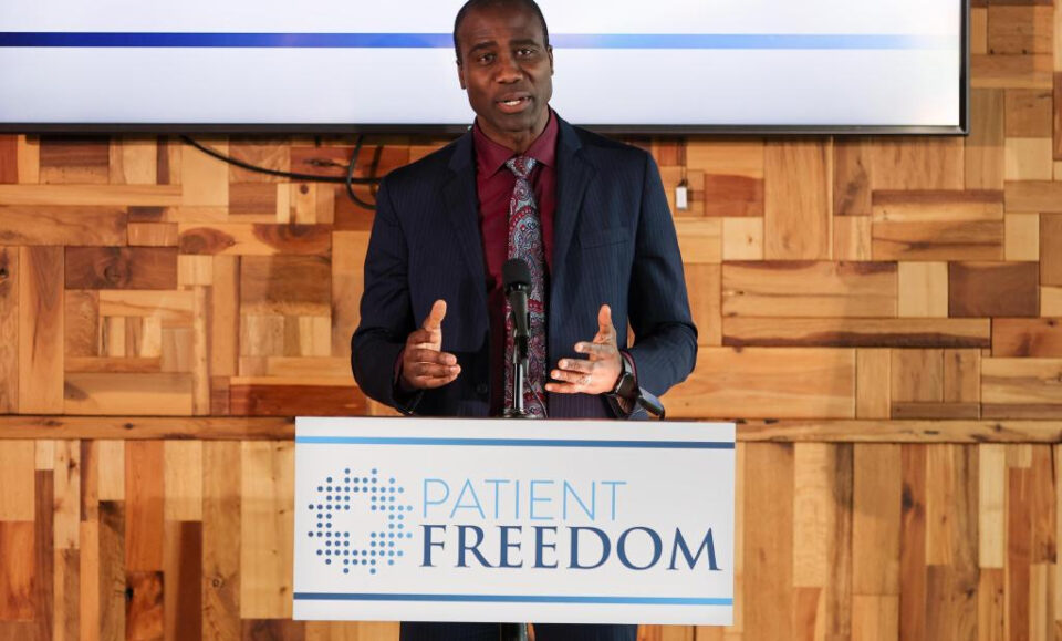 Enfrentando a DeSantis, la propuesta de vacuna de Ladapo, los legisladores de Florida son tibios