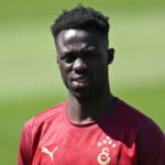 Davinson Sánchez espera a Julian Álvarez