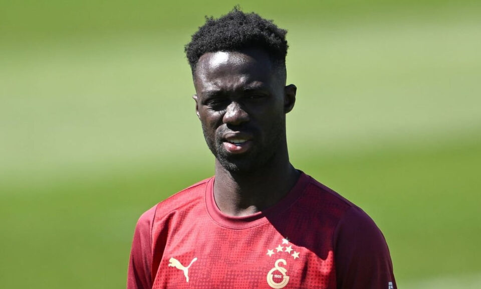 Davinson Sánchez espera a Julian Álvarez