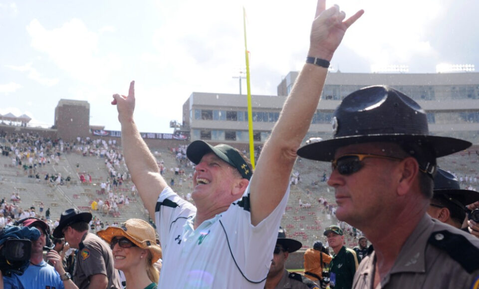 Bianchi: USF poniendo a Jim Leavitt en su Salón de la Fama escupe en la memoria de Joel Miller