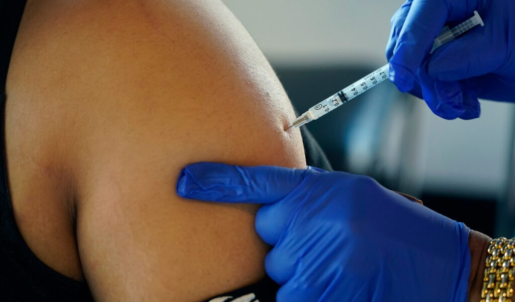 ¿Cómo se obtiene los disparos de refuerzo Covid-19 en Florida? La decisión de la FDA conduce a la ira, la confusión