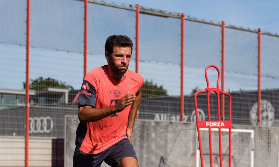 Thomas Müller entrena con el Bayern Múnich durante la Fecha FIFA