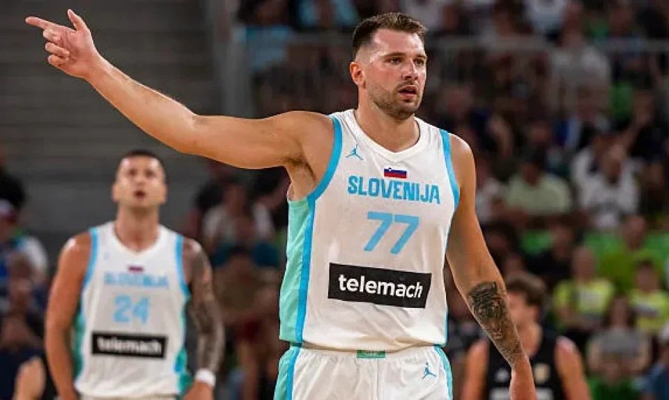 Show de Luka Doncic con Eslovenia para avanzar a los cuartos en el Eurobasket 2025 | Sporting News Argentina