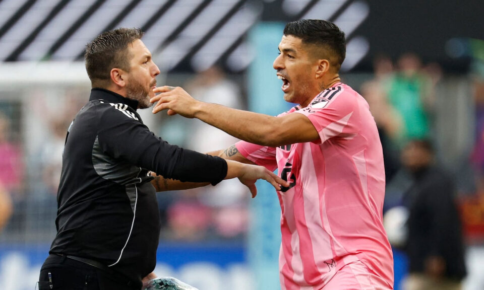 Tim Howard carga contra Luis Suárez por su escupitajo: “Que siga haciendo esas cosas me parece una locura”