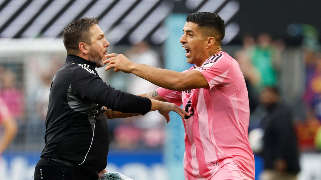 Tim Howard carga contra Luis Suárez por su escupitajo: “Que siga haciendo esas cosas me parece una locura”