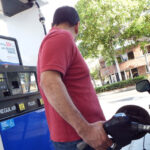Precio de la gasolina en Florida sube levemente a $3.10 por galón, a pesar de bajar el crudo
