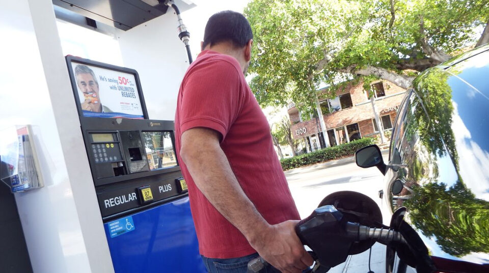 Precio de la gasolina en Florida sube levemente a $3.10 por galón, a pesar de bajar el crudo