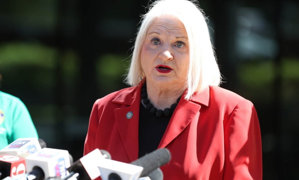 Uthmeier quiere que el demócrata de Orlando sea investigado por informar la ubicación de ICE