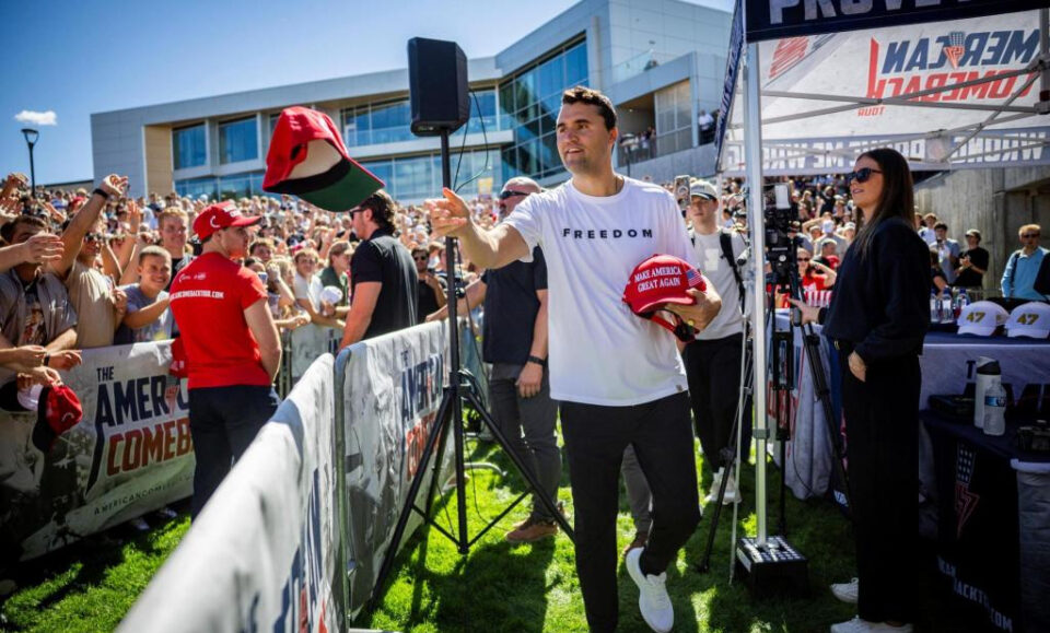 Activista conservador Charlie Kirk asesinado en la Universidad de Utah; tirador todavía en general