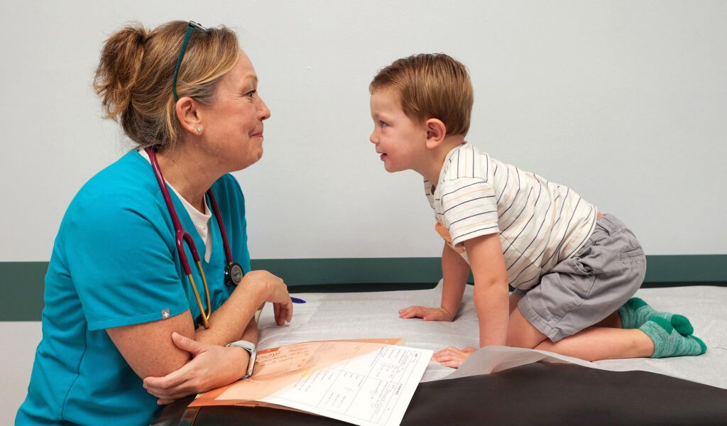 ¿Deberían los médicos tener que ver a los niños cuyos padres se opongan a las vacunas?