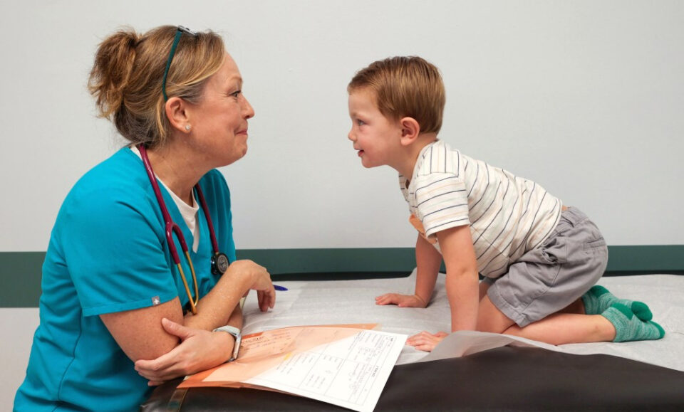 ¿Deberían los médicos tener que ver a los niños cuyos padres se opongan a las vacunas?