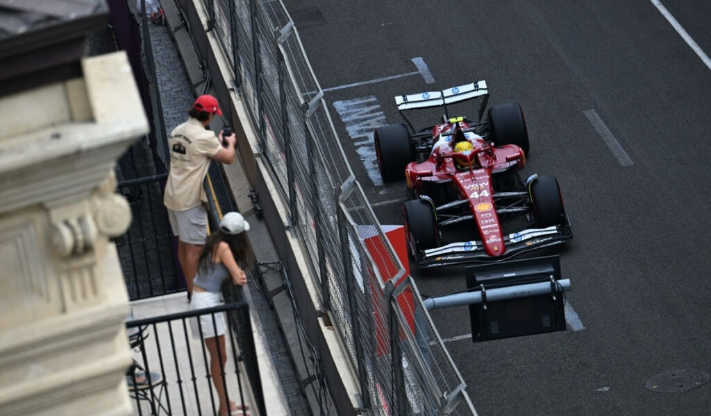 Hamilton celebra su viernes liderando en Bakú, Leclerc vigila a McLaren
