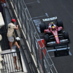Hamilton celebra su viernes liderando en Bakú, Leclerc vigila a McLaren