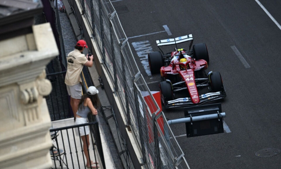 Hamilton celebra su viernes liderando en Bakú, Leclerc vigila a McLaren