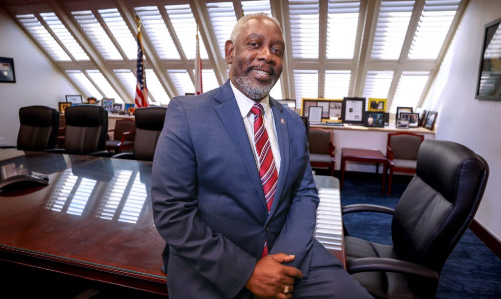 El alcalde del condado de Orange, Jerry Demings, los ojos ofertan para el gobernador