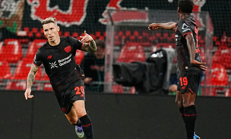 Grimaldo y Echeverri salvan al Bayer