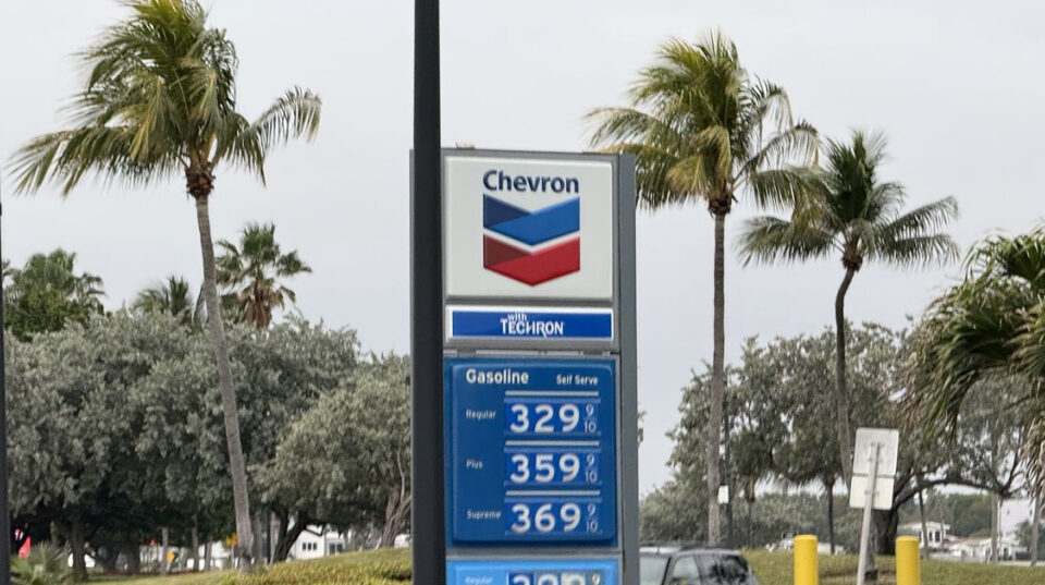 Precio de la gasolina en Florida sube 25 centavos, pero se mantiene en rango estable