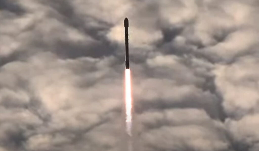 En la batalla contra el clima espacial, SpaceX lanza 3 satélites que se dirigen a 1 millón de millas de distancia