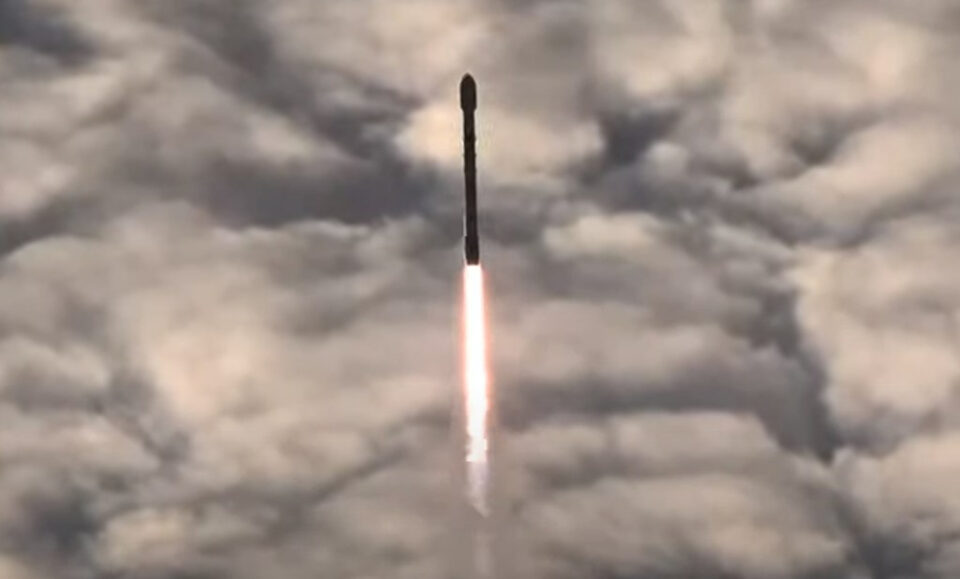 En la batalla contra el clima espacial, SpaceX lanza 3 satélites que se dirigen a 1 millón de millas de distancia