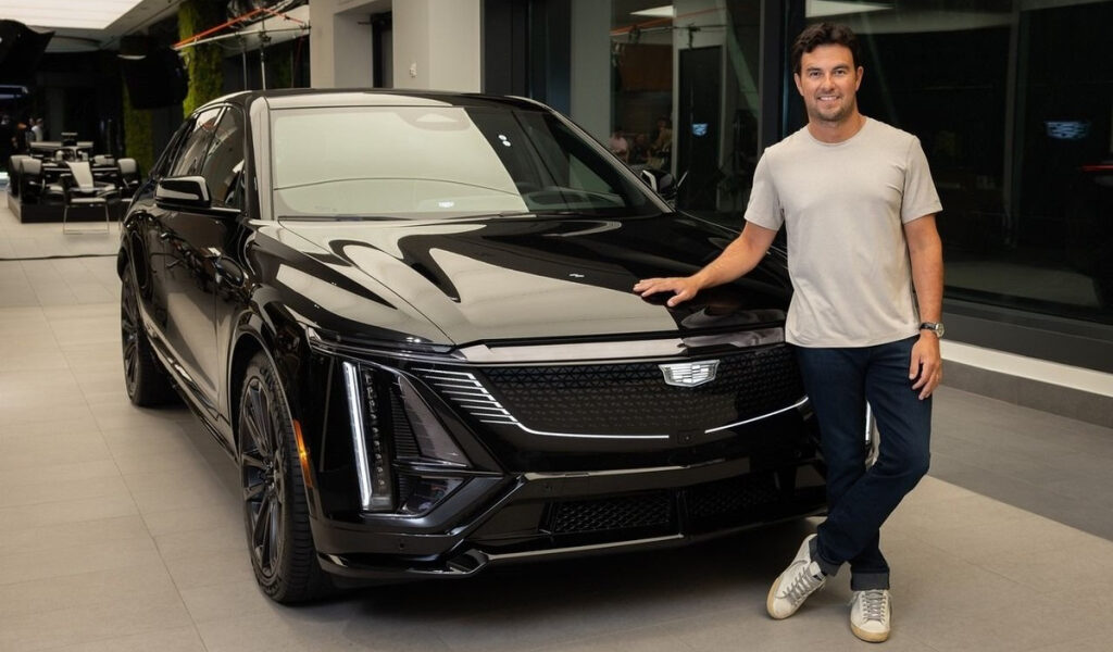 Checo Pérez visita la sede de Cadillac F1 y deja un mensaje al personal
