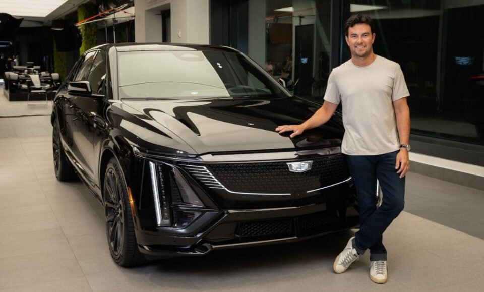 Checo Pérez visita la sede de Cadillac F1 y deja un mensaje al personal
