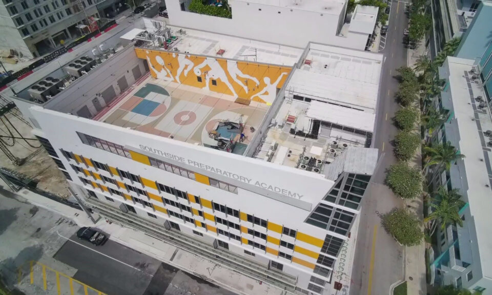 Nueva secundaria en Brickell tiene aulas, apartamentos para maestros y rooftop con cancha