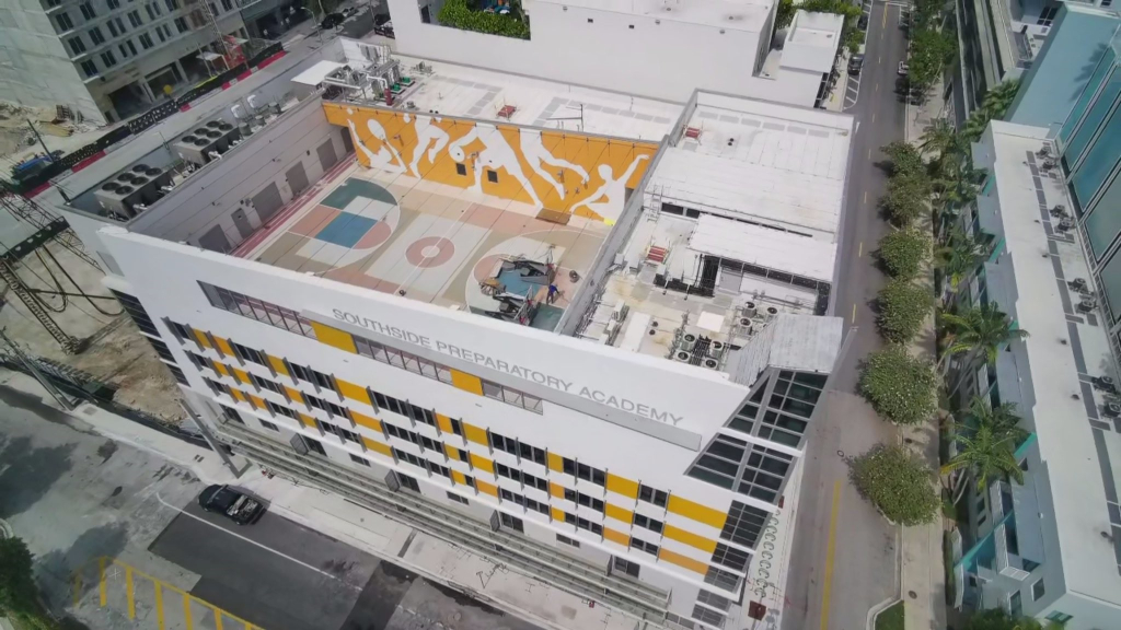 Nueva secundaria en Brickell tiene aulas, apartamentos para maestros y rooftop con cancha