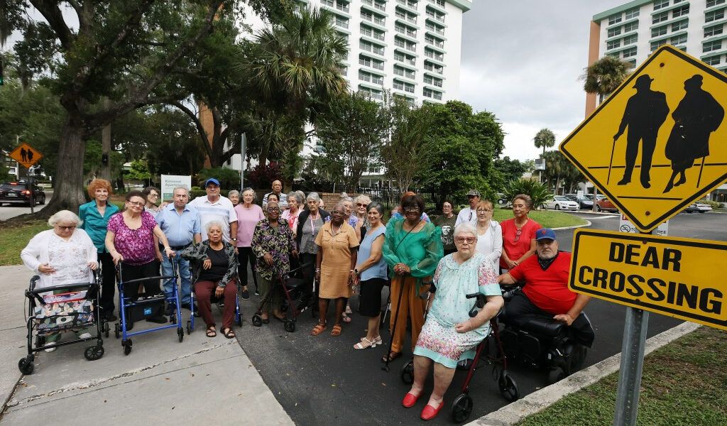 Orlando lucha para mantener el autobús de la persona mayor. «Necesitamos mantener esto en marcha.