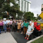 Orlando lucha para mantener el autobús de la persona mayor. «Necesitamos mantener esto en marcha.