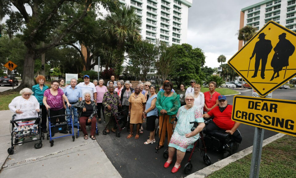 Orlando lucha para mantener el autobús de la persona mayor. «Necesitamos mantener esto en marcha.