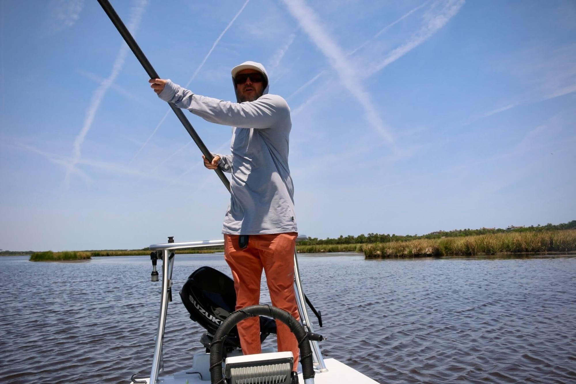 El capitán charter Matt Chipperfield, de 39 años, a través del río Guana en el condado de St. Johns el viernes. El Área de Gestión de Vida Silvestre de Guana River podría ser intercambiado a un propietario de una propiedad privada, la Upland LLC, por funcionarios estatales como parte de un intercambio de tierras. 