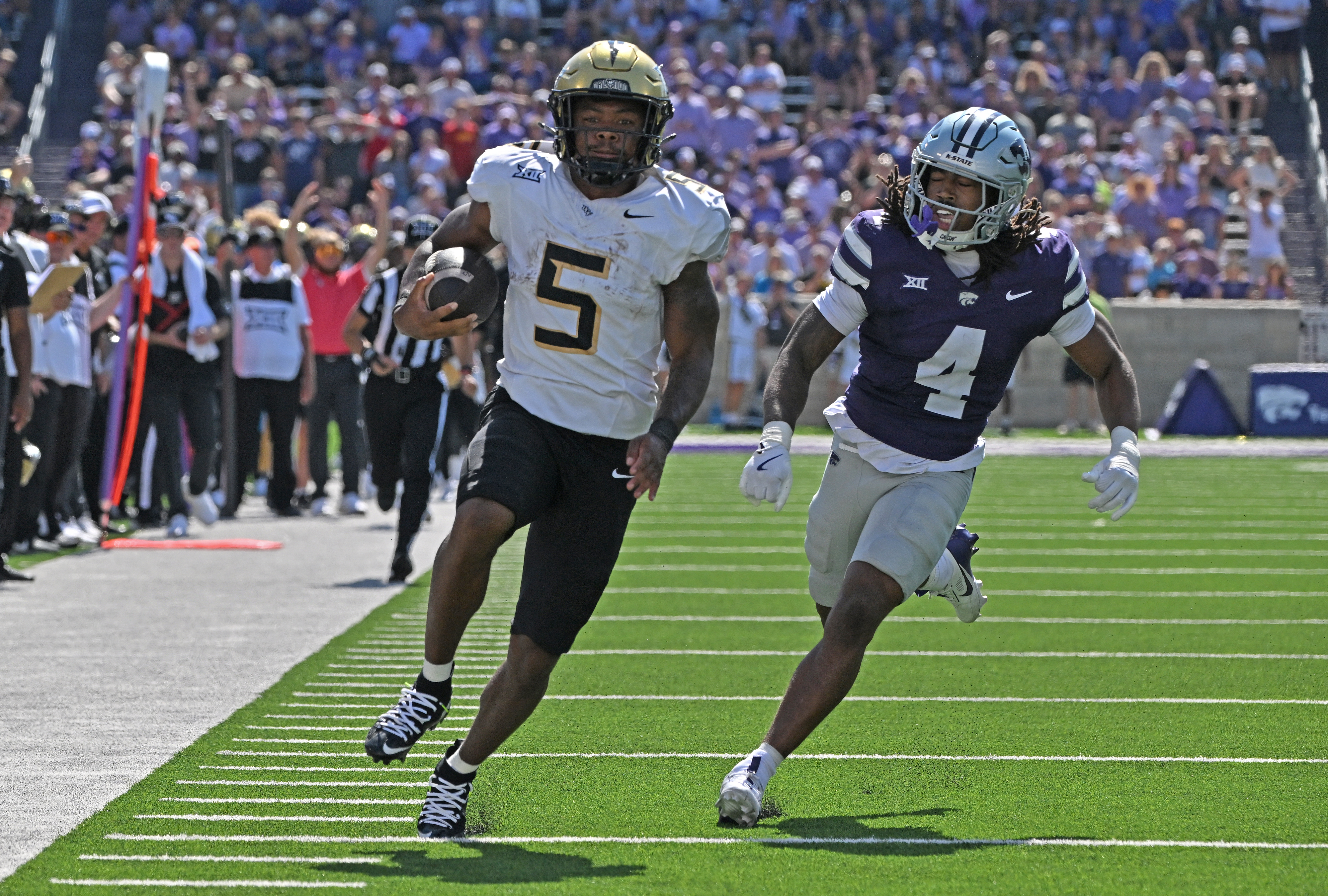 El corredor de la UCF, Jaden Nixon, anota en una carrera de 54 yardas en la segunda mitad contra Kansas State. (Foto de Peter Aiken/Getty Images)