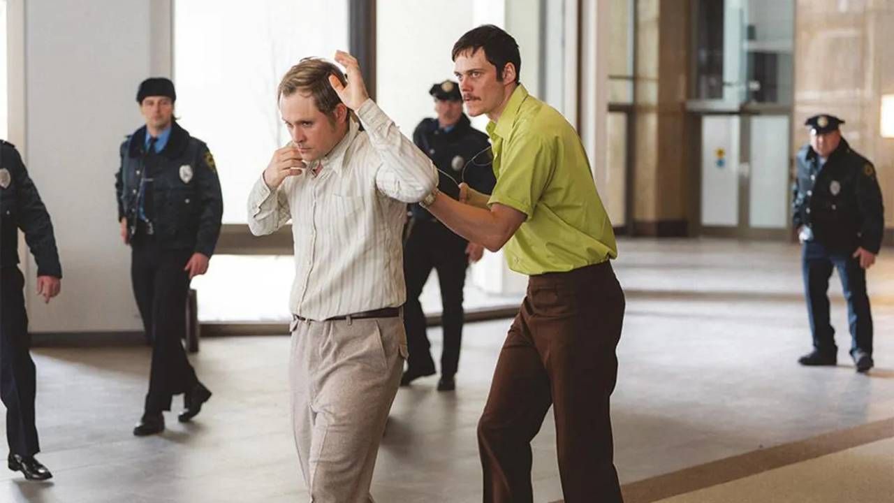 Dacre Montgomery y Bill Skarsgård en 'Dead Man's Wire'