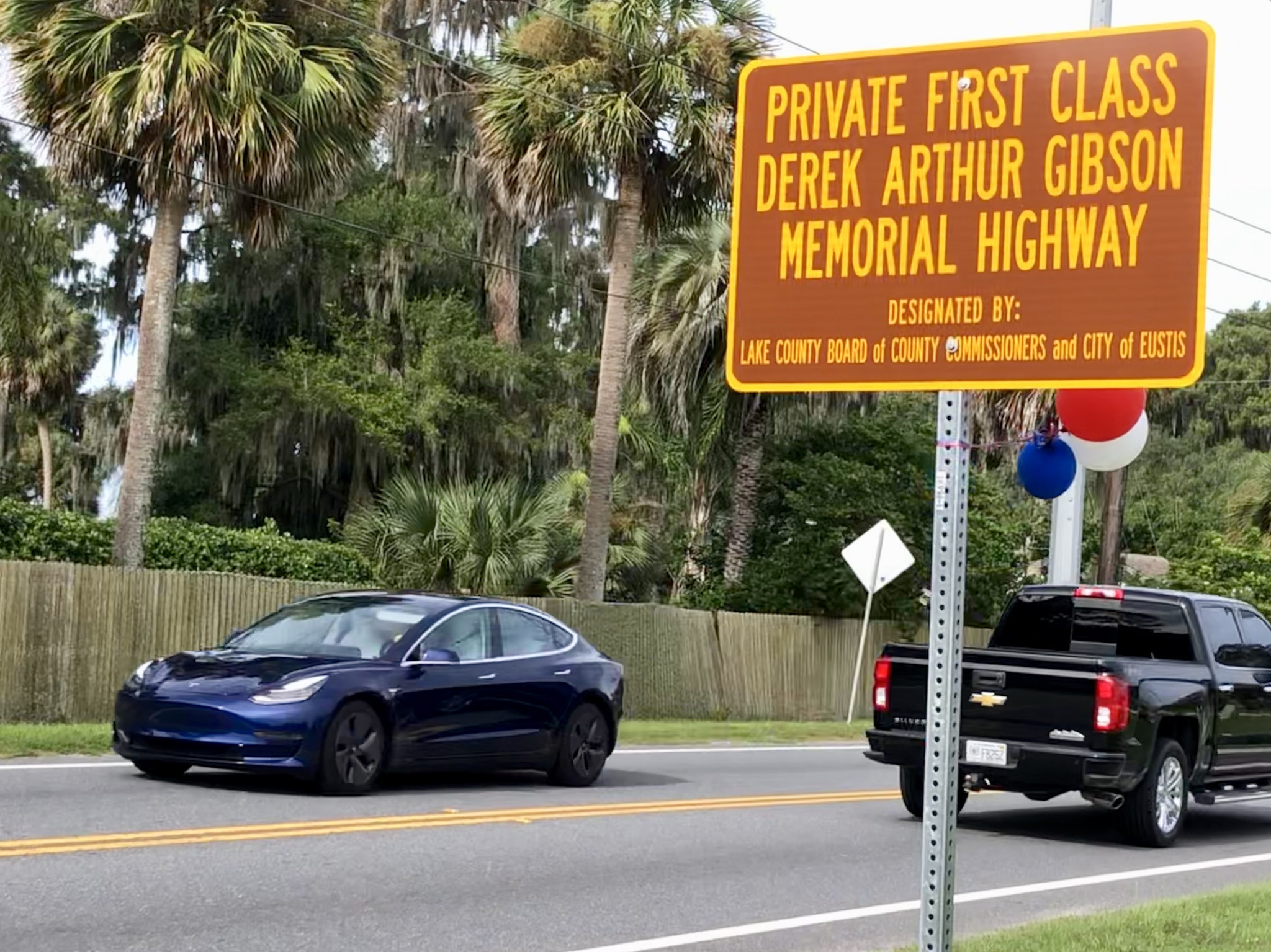Un letrero a lo largo de State Road 44 en Eustis el viernes 2 de agosto de 2019, Honors Army PFC. Derek Gibson, quien fue asesinado en acción en Irak el 4 de abril de 2007. Los comisionados y la ciudad de Eustis aprobaron una resolución designando CR 44 entre County Road 452 y South Fish Camp Road en honor a Gibson a principios de este año.