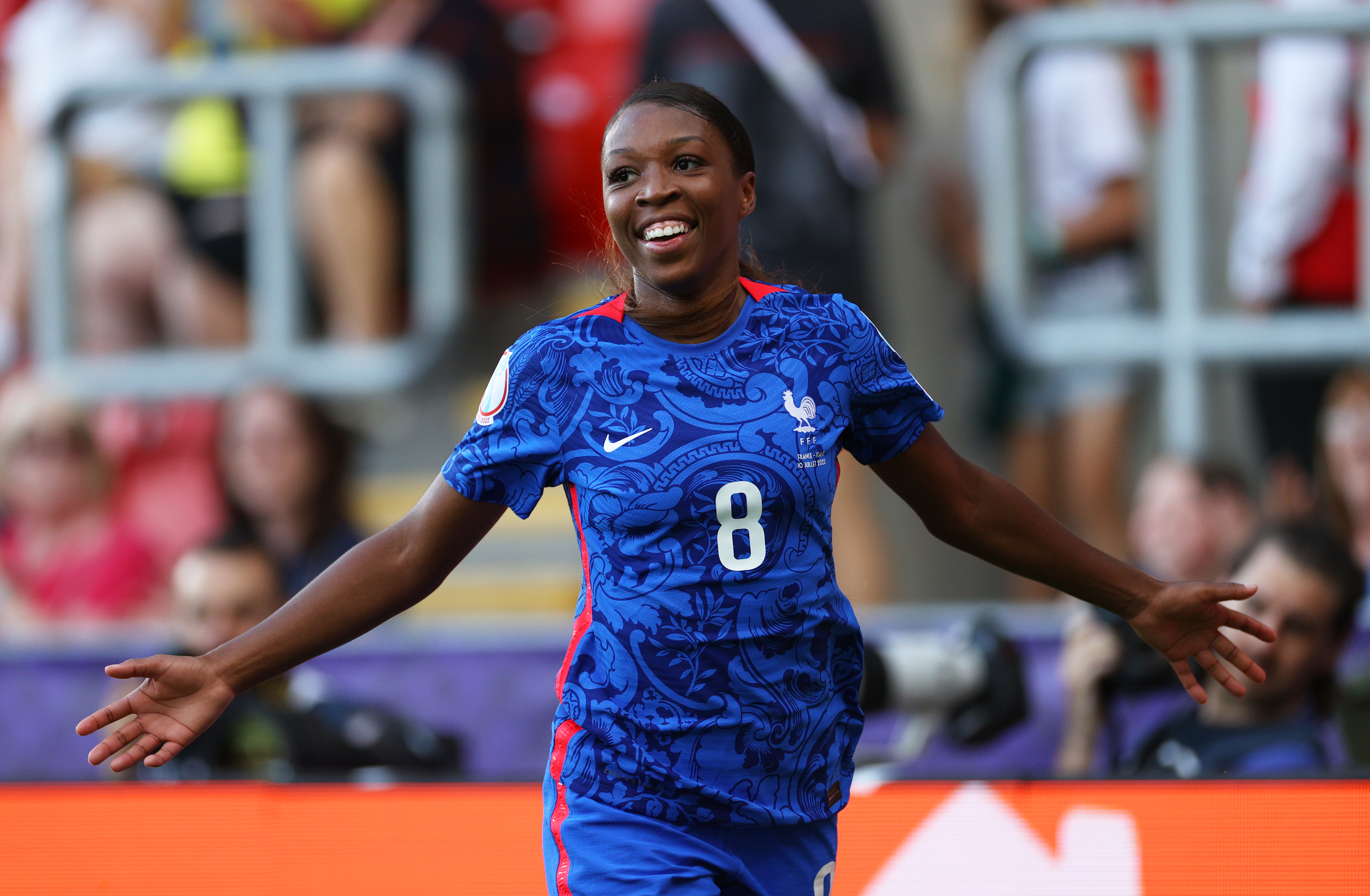 El pasado sábado 9 de julio, Francia ganó 5-1 a Italia. Grace Geyoro contribuyó a esta goleada con un hat-trick, el primero en la historia en marcarse antes del descanso, y en su partido número 50 con la selección francesa. La delantera, que se retiró a mediados de la segunda mitad, consiguió marcar los tres goles en solo 37 minutos.