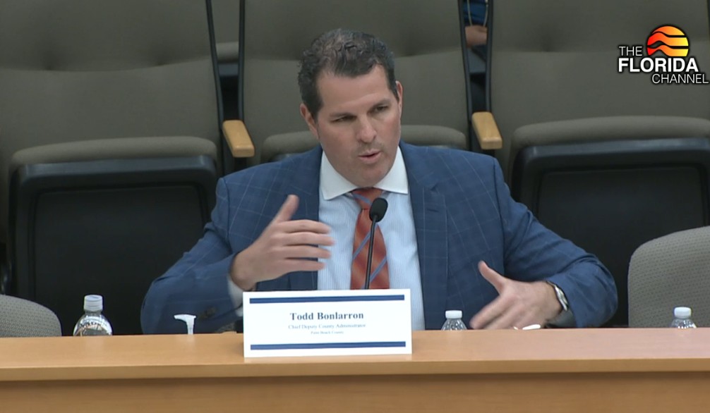 Todd Bonlarron, administrador adjunto jefe del condado de Palm Beach, analiza los impuestos y el gasto del gobierno del condado durante el testimonio ante el Comité Selecto de Impuestos a la Propiedad de Florida en el Capitolio Estatal en Tallahassee el martes 23 de septiembre de 2025. (Canal de Florida)