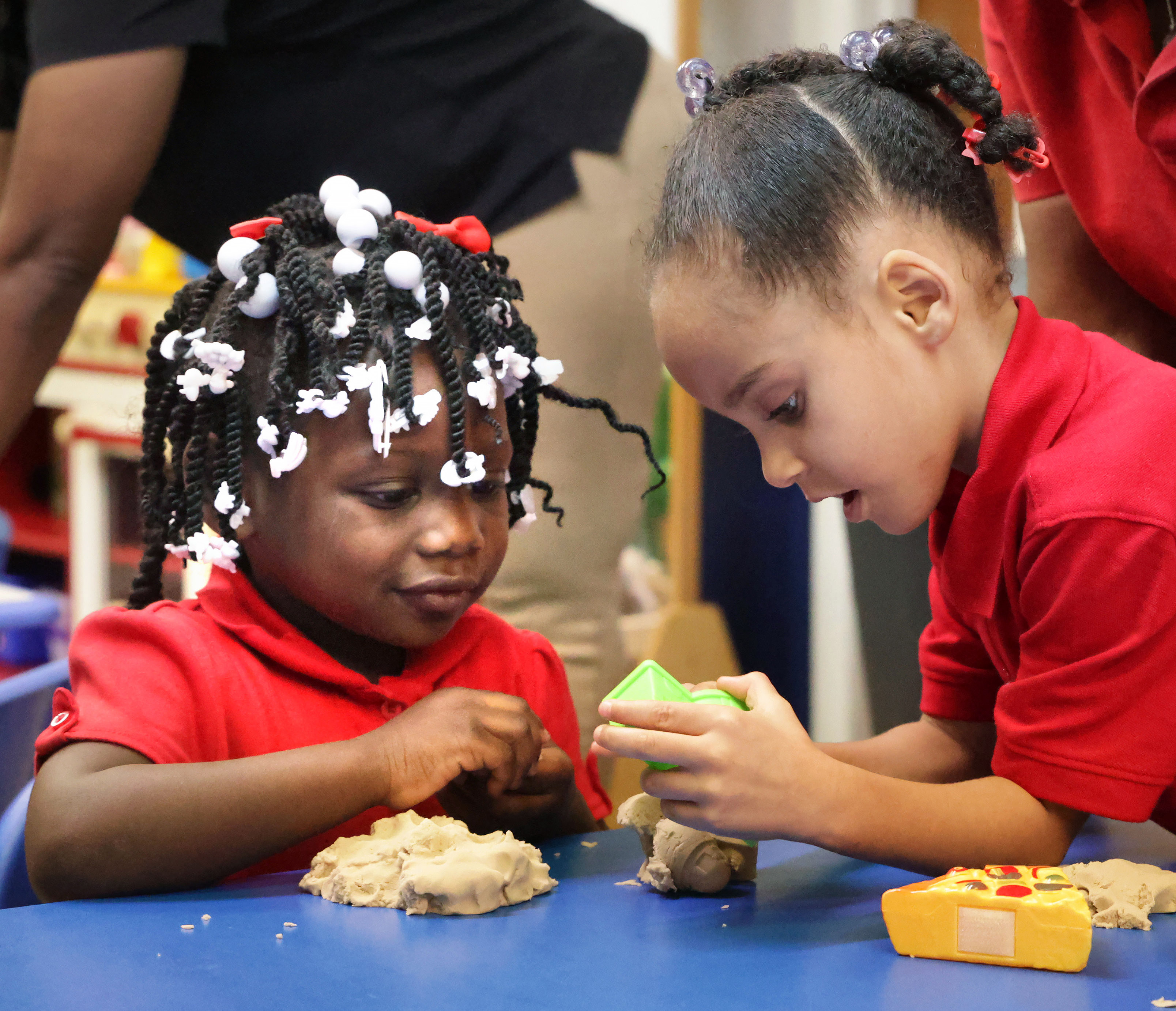 Kayori Clement, de 4 años, a la izquierda, y Ka'ori Sainvelous, trabajan juntos durante VPK en Rising Kids Academy en Longwood, jueves 18 de septiembre de 2025. (Joe Burbank/Orlando Sentinel)
