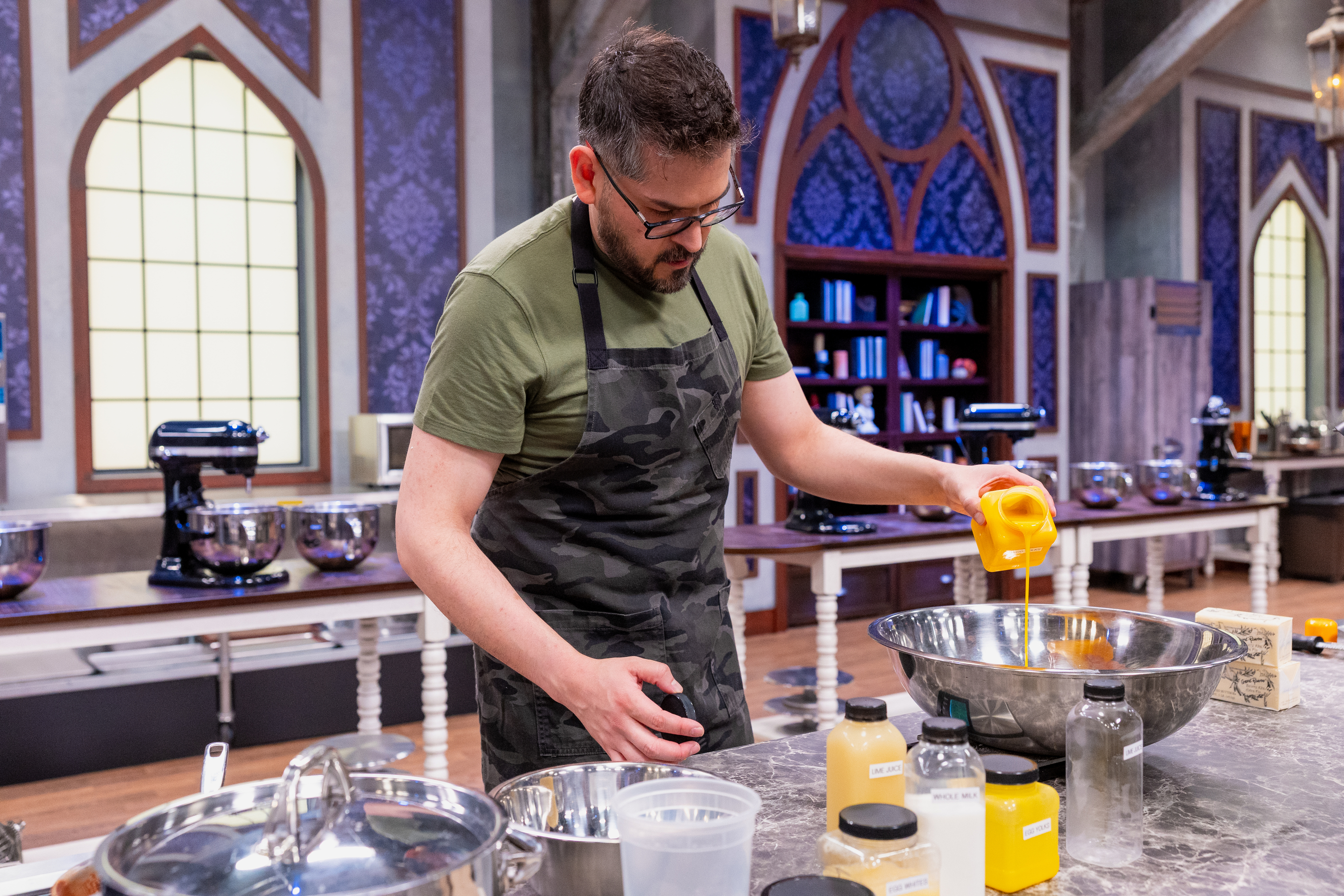 El concursante Alan Arras en medio del proceso de hornear en el Campeonato de Halloween Baking de la Red de Alimentos, Temporada 11. El programa se estrena el lunes 15 de septiembre (Foto cortesía de Food Network)