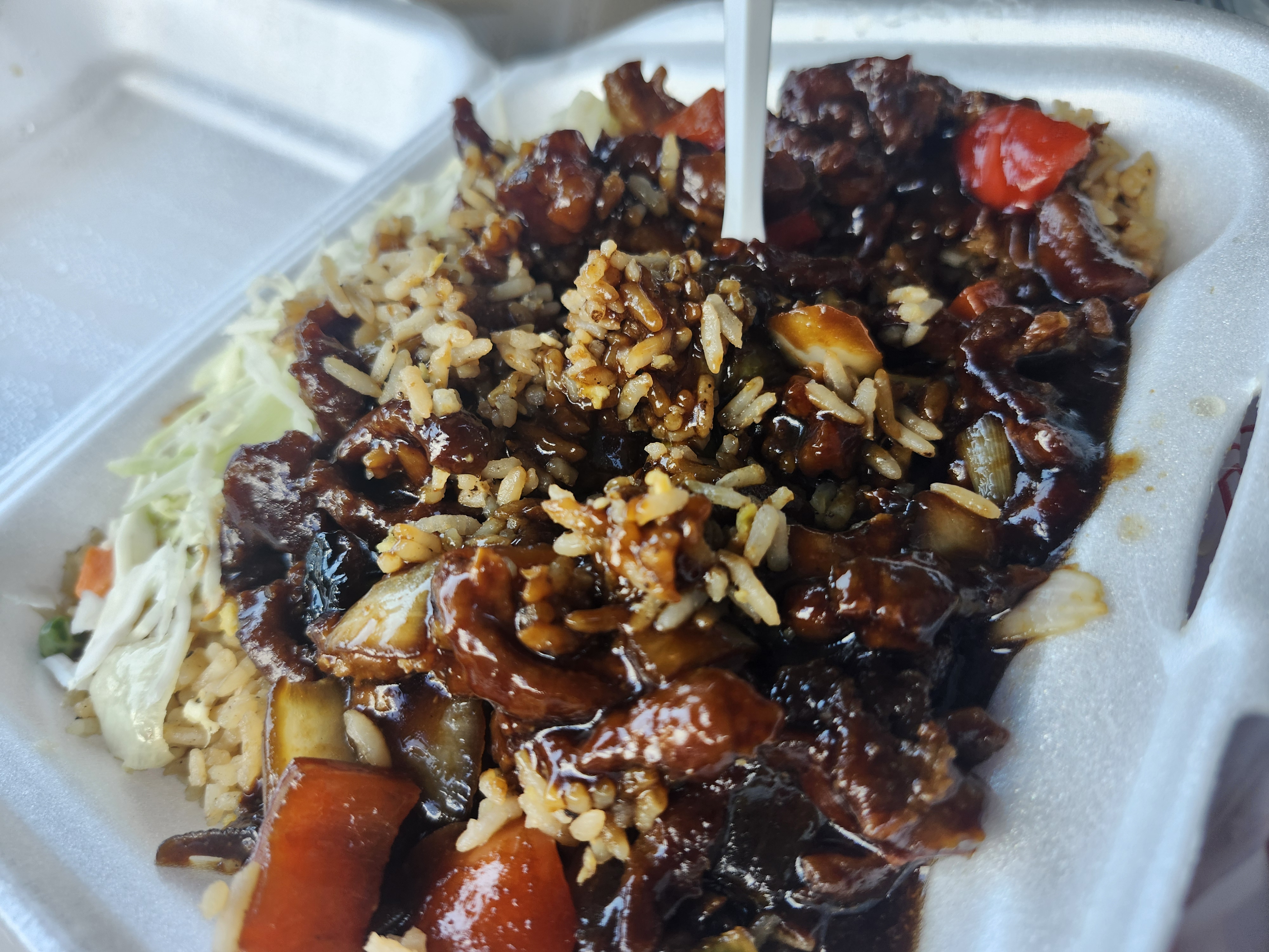 Fui a Timheri, un lugar de India Occidental/Chino en W. Colonial Drive, con planes de agarrar el arroz frito de pato asado. Por desgracia, no hay pato ese día. Sin embargo, la versión Pepper Lamb demostró más que un premio de la consulta. Pruébelo con la salsa picante para un fuego picante extra. (Amy Drew Thompson/Orlando Sentinel)