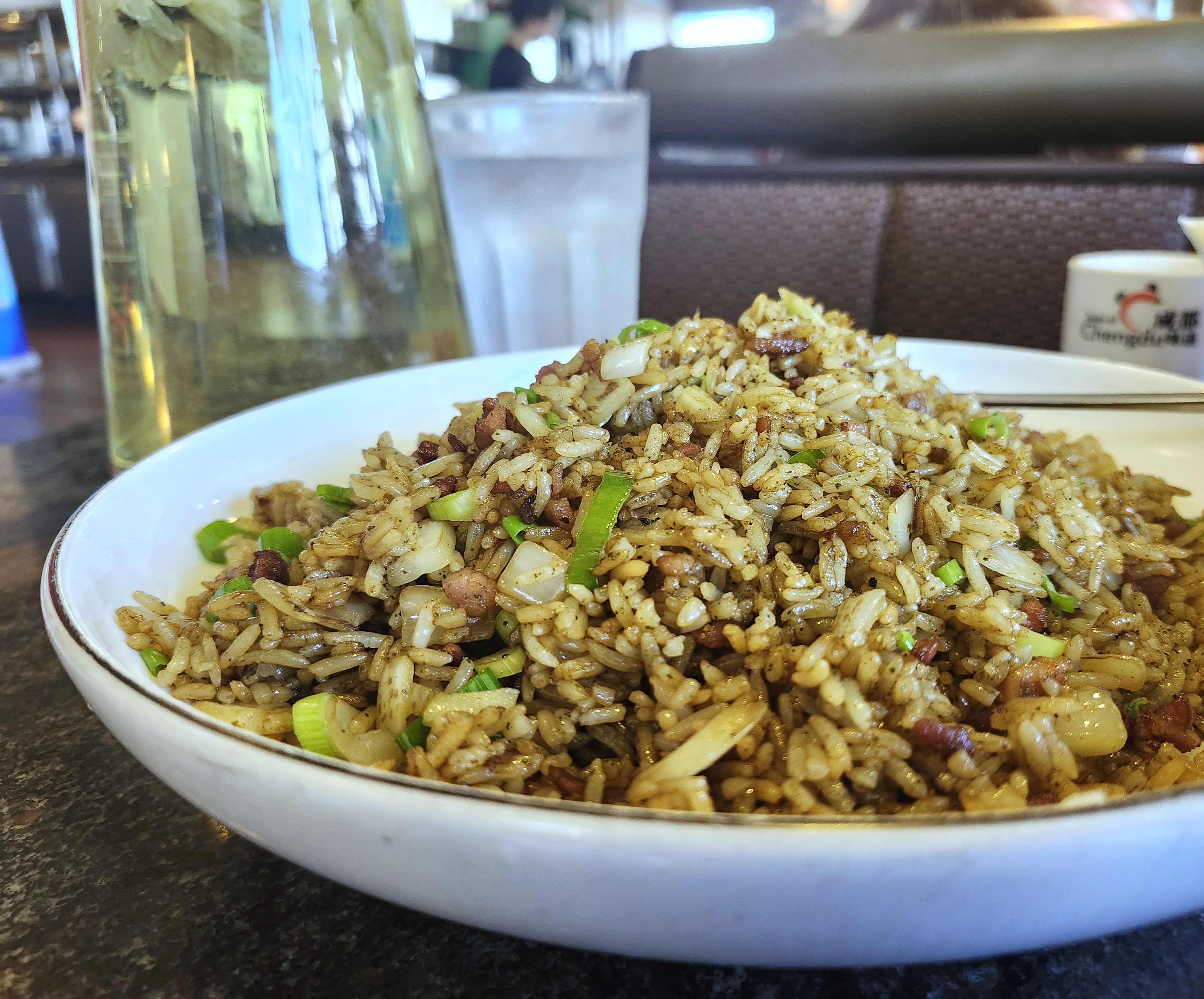 Aunque muchos vienen a Taste of Chengdu para esa mala mala boca, no todo en el menú prenderá fuego a su mundo. El arroz frito con tocino de té verde es suave, suave y encantador. (Amy Drew Thompson/Orlando Sentinel)