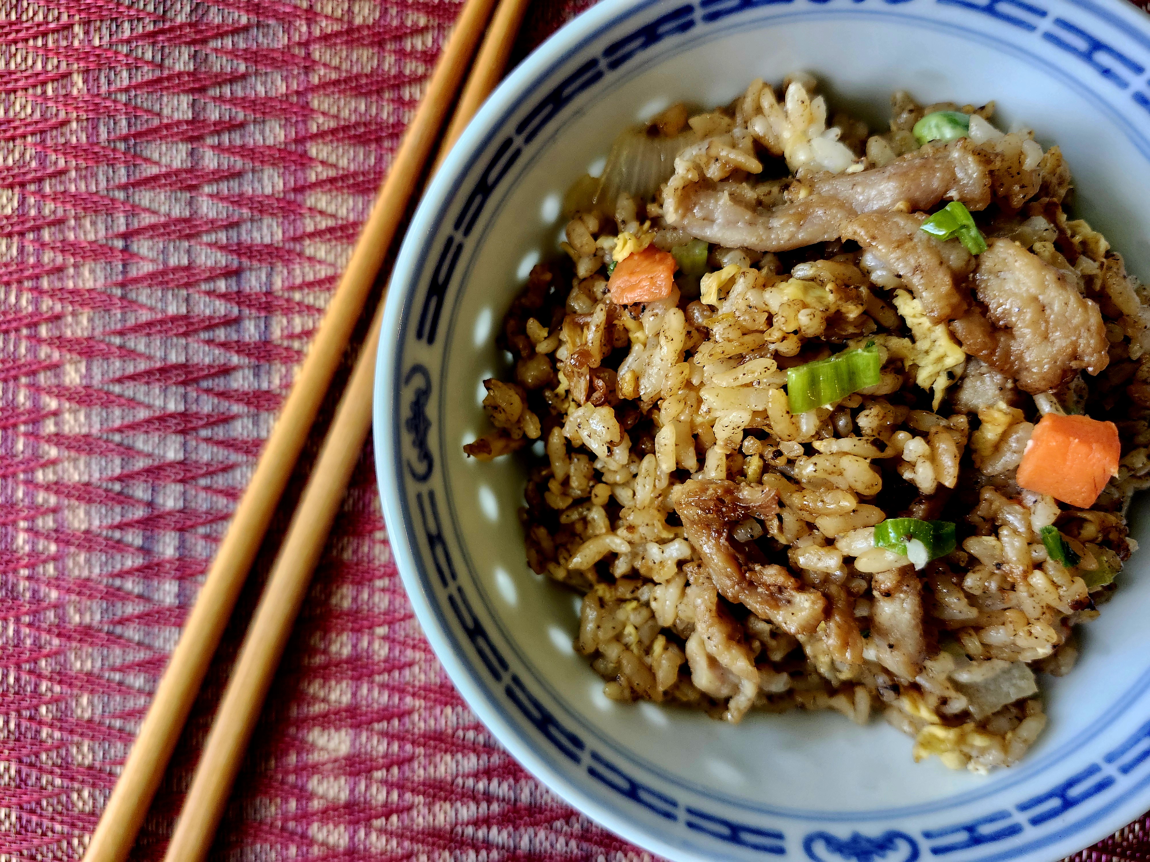 Vestido en casa: chapado en casa, el arroz frito de carne de res de trufa negra del restaurante Hunan Taste de Orlando está listo para su primer plano. (Amy Drew Thompson/Orlando Sentinel)