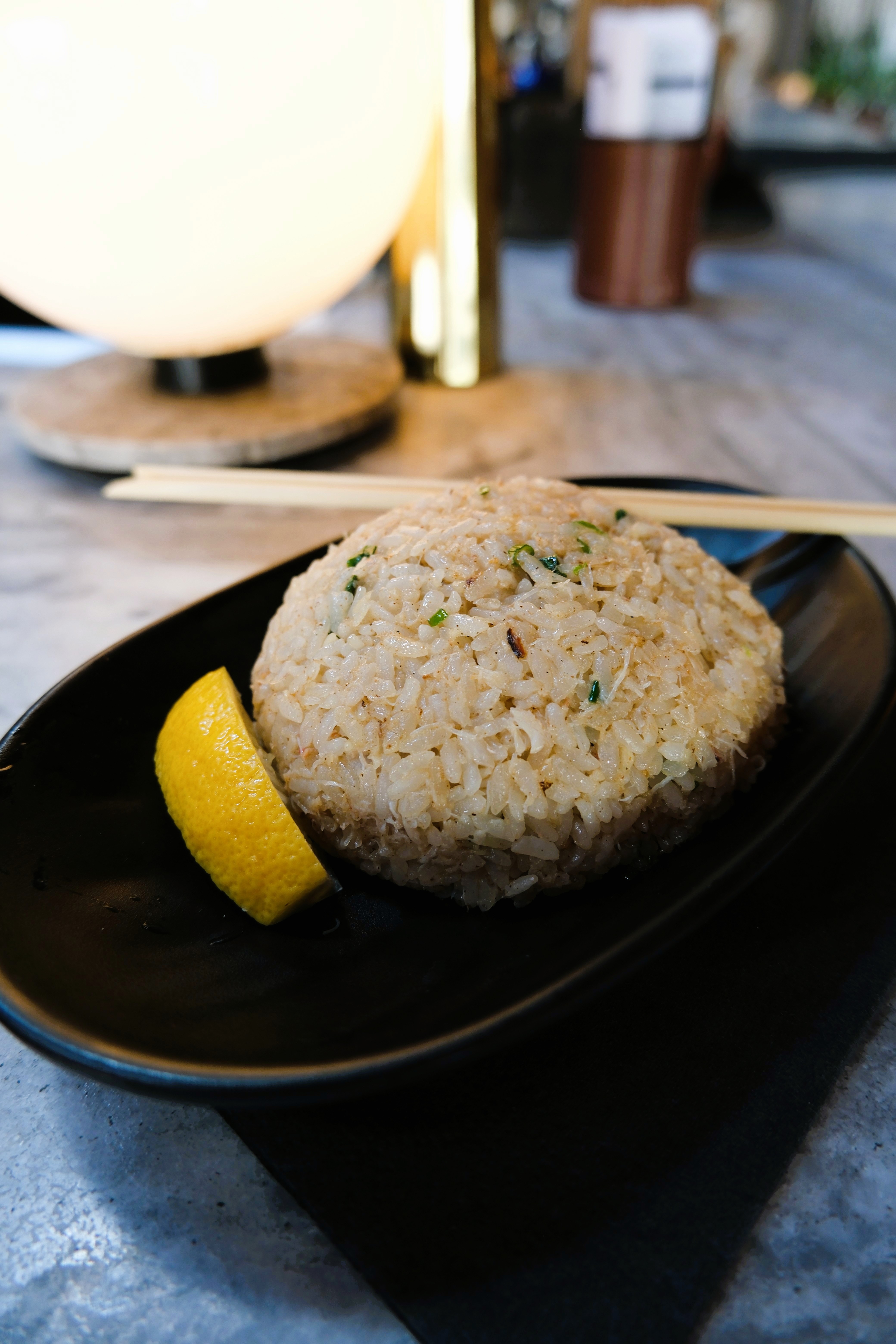 El arroz frito de cangrejo en Tori Tori se encuentra entre algunos de los platos más populares del punto caliente de Mills 50, cocinado en un wok caliente ardiente junto con dashi, ajo fresco, ajo confitado y una generosa porción de cangrejo azul. (Foto cortesía de Tori Tori)