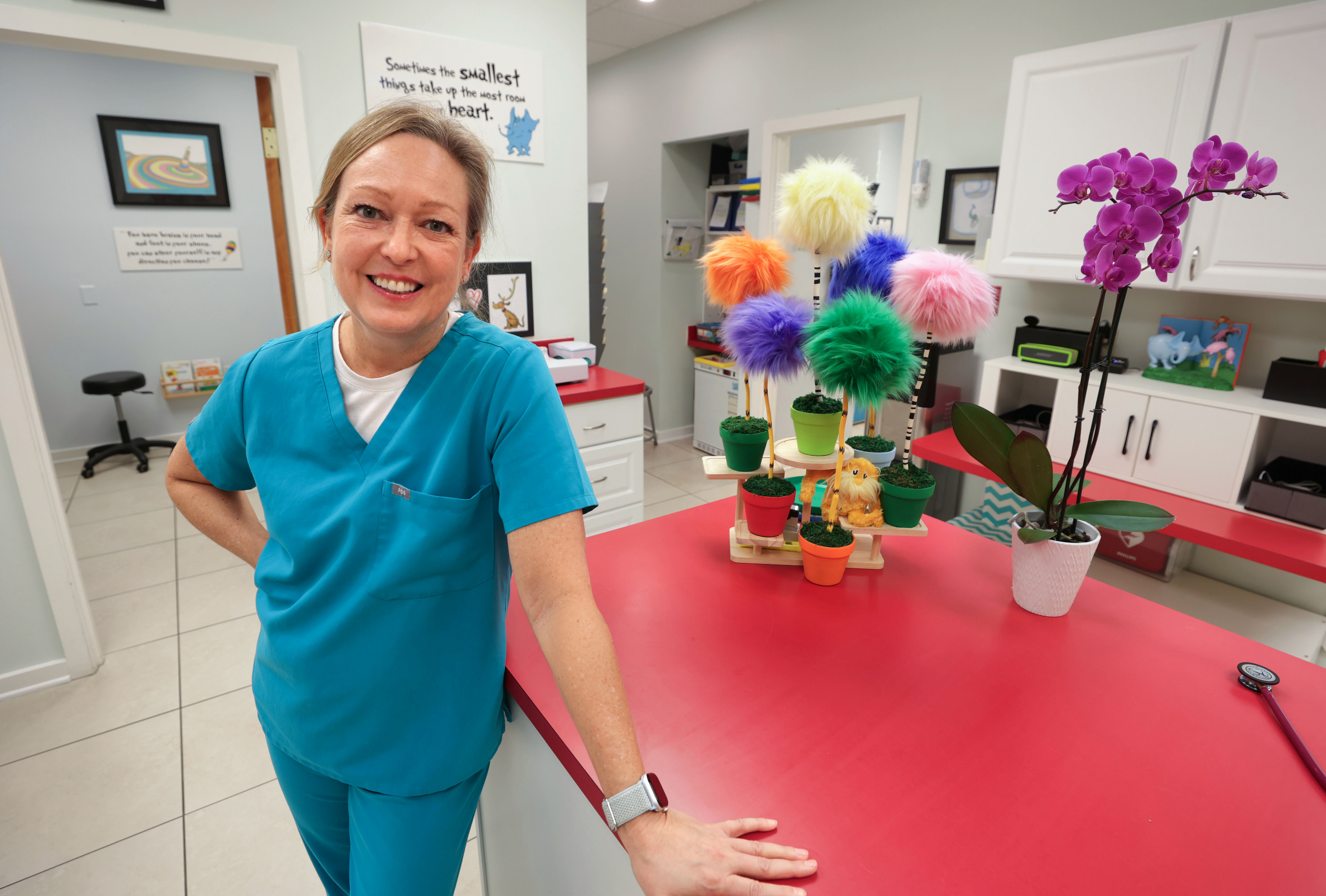 Dra. Pam Trout en su práctica de pediatría cerca del AdventHealth Winter Park Hospital, el lunes 8 de septiembre de 2025. Al igual que muchos pediatras, Trout tiene preocupaciones sobre los planes estatales para eliminar los mandatos de las vacunas escolares. (Joe Burbank/Orlando Sentinel)